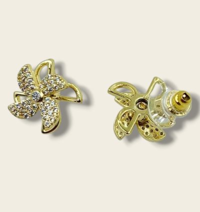 Boucles d’Oreilles Fleur en Or avec Détails Cristal