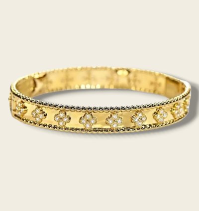 Bracelet Luxueux Doré avec Motifs Floraux en Diamants